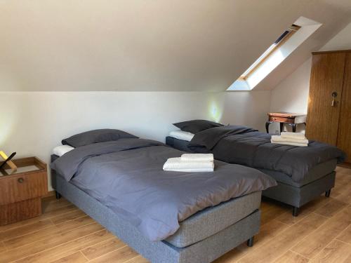 Un pat sau paturi într-o cameră la Hammo