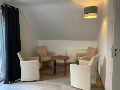 a room with chairs and a table and a window at Hammo in Ham
