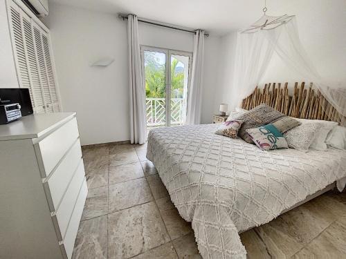 En eller flere senge i et værelse på Princess Coco, Beachfront, Pool, Orient Bay, ultra fast Wifi