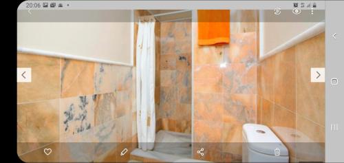 Habitación con baño con ducha y aseo. en Villa Calma, en Yaiza