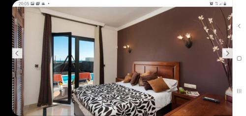 una camera con letto e balcone di Villa Calma a Yaiza
