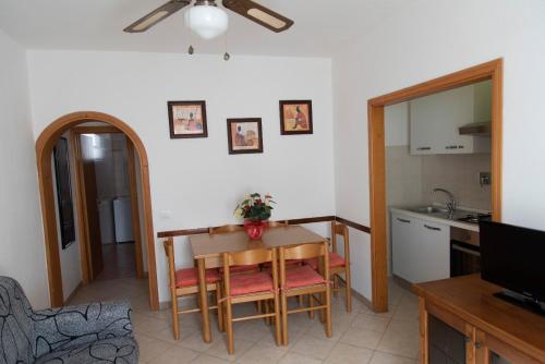 a kitchen and dining room with a table and a television at Appartamento il Bucaniere a Marina di Cecina in Marina di Cecina