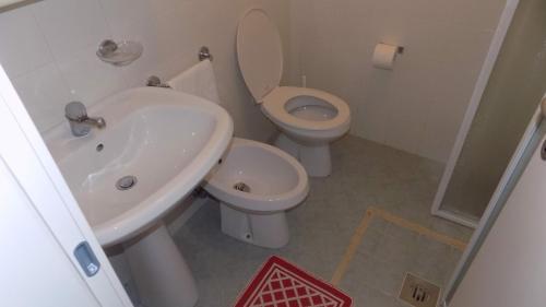 y baño con aseo y lavamanos. en Holiday home in Eraclea Mare 25798, en Marina di Santa Croce