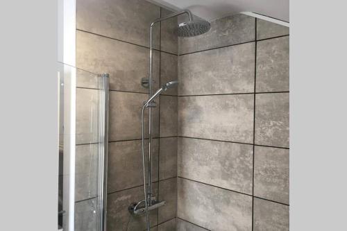 La salle de bains est pourvue d'une douche avec une porte en verre. dans l'établissement The Terrace Chester, modern 3 bed house, à Chester