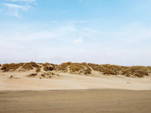 Bolilmark的住宿－6 person holiday home in R m，沙滩上一堆沙子
