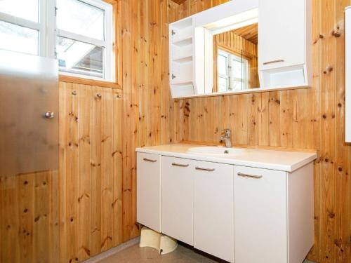Kylpyhuone majoituspaikassa Three-Bedroom Holiday home in Rømø 50
