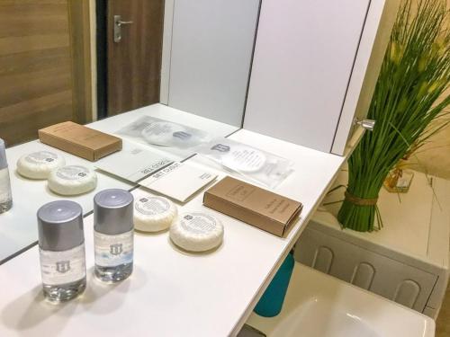 Una mesa blanca con botellas y cajas. en Summerland Sea & Lake, en Mamaia