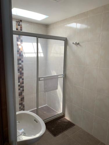 y baño con ducha, lavabo y aseo. en Hostal Lucy, en Valledupar