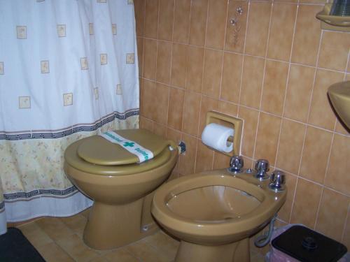 La salle de bains est pourvue de toilettes et d'un lavabo. dans l'établissement Aloha, à Villa Carlos Paz