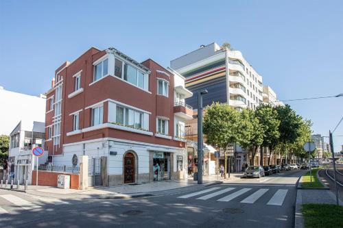 una calle con un edificio al lado de la carretera en Porto Je T'aime - Sweet Rooms, en Vila Nova de Gaia