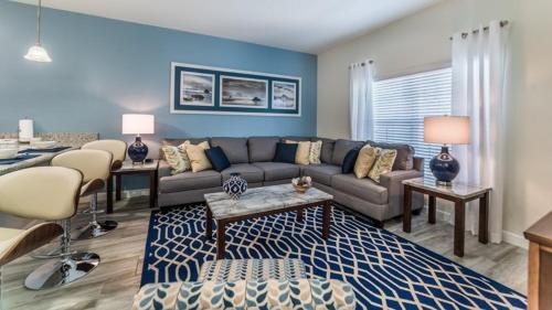 Beautiful and Modern 4 Bed 3 Bath TownHome in Storey Lake Resort, Kissimmee, Statele Unite ale Americii