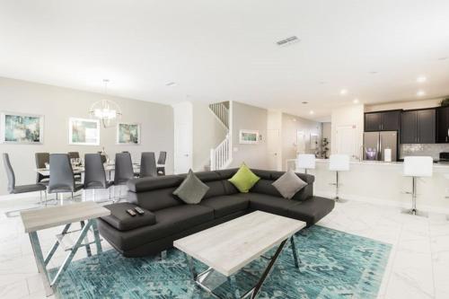 Impressive 8 Bed ChampionsGate Pool Home with Movie Theater, Davenport, United States