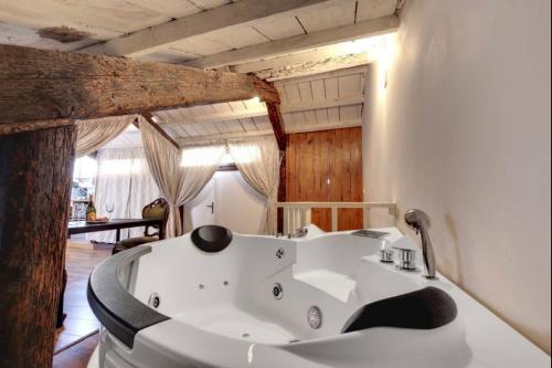 Ένα μπάνιο στο Venice traditional home with terrace