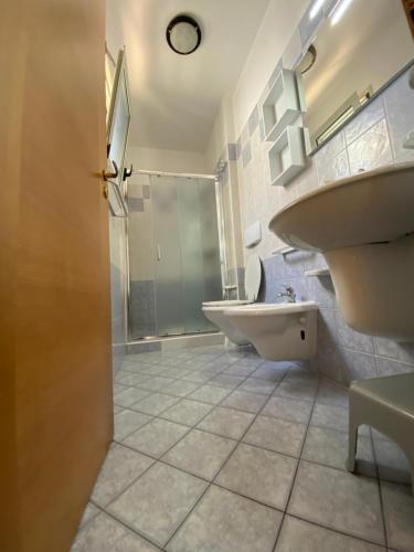 a bathroom with a toilet and a sink at Casa Pescoluse 50m dal Mare in Marina di Pescoluse