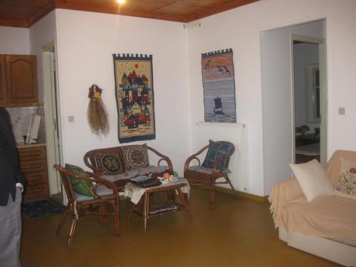 sala de estar con sillas, mesa y sofá en Sissy apartments by the sea, en Katouna