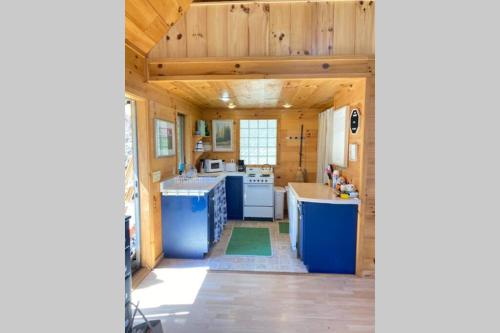 una cocina con encimeras azules y una isla azul en Harvest Moon Loft, en Sylva