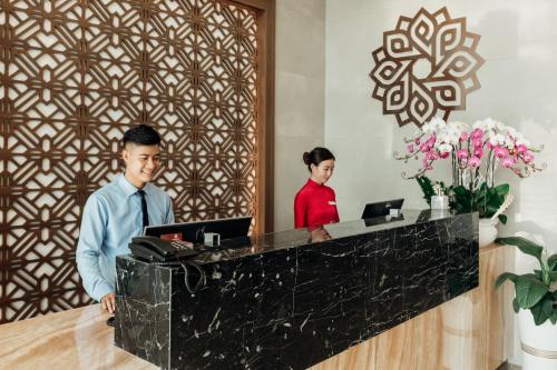 Ahli kakitangan di PHU THANG GRAND HOTEL