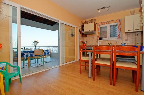 cocina y comedor con vistas al océano en Žigulin Apartment, en Trogir