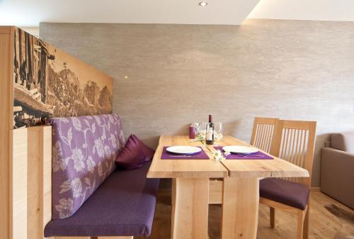 a wooden table with two chairs and a table sidx sidx sidx at Denninger's Ferienhäusle in Riezlern