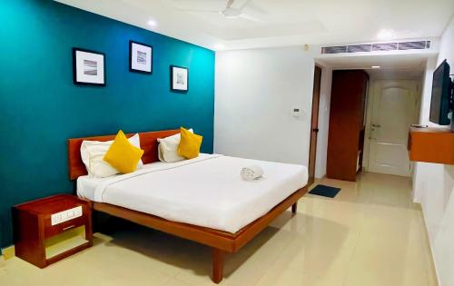 Una cama o camas en una habitación de The Reach Hotel