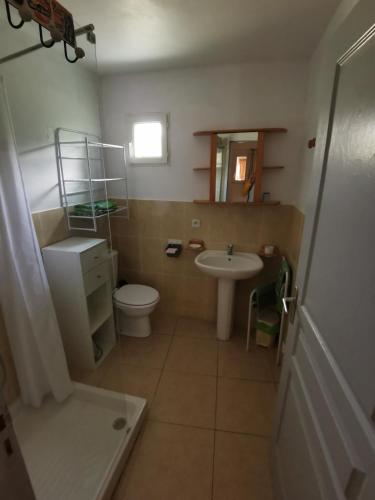 une salle de bain avec toilettes et lavabo dans l'établissement Gîte chez Cécile à Lagnes, aux portes du Luberon, à Lagnes