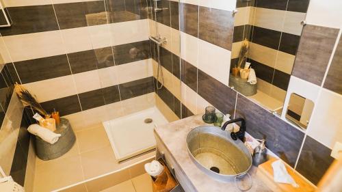 y baño con lavabo y ducha. en La Lavandière upcycling, confort, fibre BedinShop, en Romans-sur-Isère