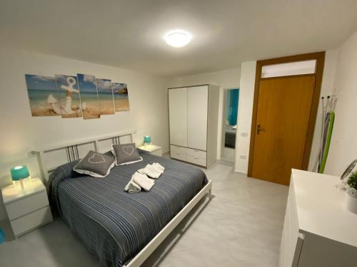 1 dormitorio con 1 cama con toallas en Petra Marina Home, en Pisciotta