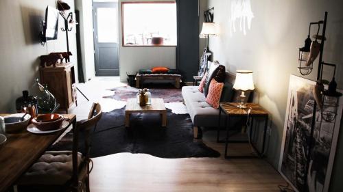 uma sala de estar com um sofá e uma mesa em La Tannerie - BedinShop em Romans-sur-Isère