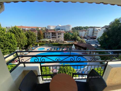 einen Balkon mit Poolblick in der Unterkunft Melissa Garden Apart Hotel in Side