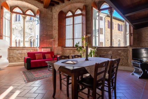 マッサ・マリッティマにあるResidenza d'Epoca Palazzo Malfattiのテーブル、椅子、ソファが備わる客室です。