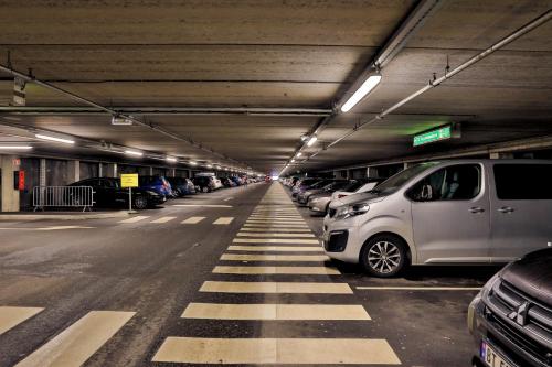 un parcheggio con auto parcheggiate al suo interno di Bergen's Best Location a Bergen