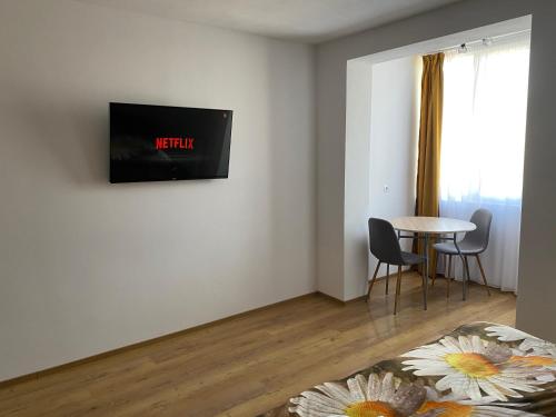 - un salon avec une télévision murale dans l'établissement Medias Cozy Studio, à Mediaş