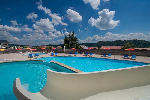 The swimming pool at or close to Chalets de Trémontagne 3 étoiles