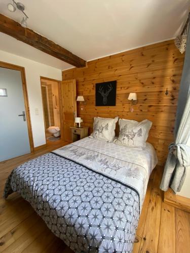 Postel nebo postele na pokoji v ubytování Auberge De La Forêt - Hôtel
