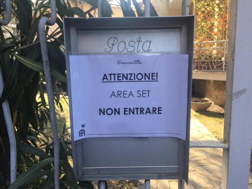 a sign that says argento entrance area set non entrance at La Villa Del Cedro in Monza