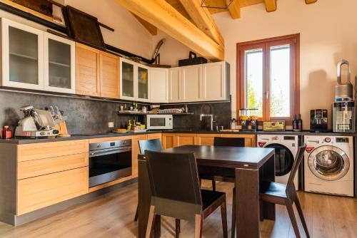 kuchnia ze stołem i jadalnią w obiekcie Relais des Roches w mieście Sona