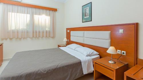 Tempat tidur dalam kamar di Paleos Hotel Apartments
