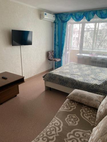 ハバロフスクにあるApartment on Vladivostokskaya 26のベッド2台と窓が備わるホテルルームです。
