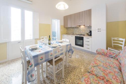 kuchnia ze stołem i krzesłami oraz kuchnia ze stołem i stołem w obiekcie Casa Vacanze Penelope w mieście Alessano