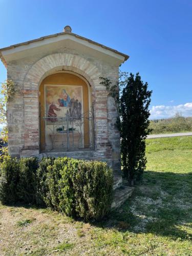 a building with a window with a painting on it at L'edicola di Ripalvella in San Venanzo