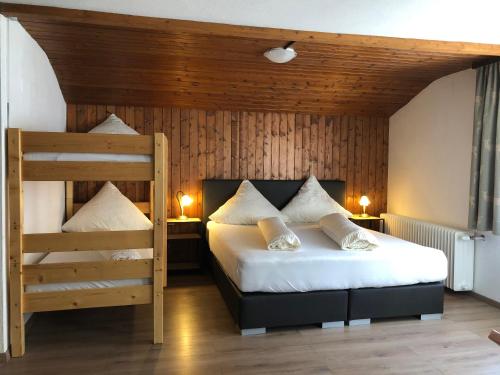 ein Schlafzimmer mit einem Etagenbett und einer Leiter in der Unterkunft Gästehaus Baldauf in Berwang