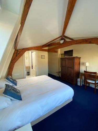 Een bed of bedden in een kamer bij Hotel Bridges House Delft