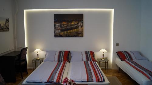 ブダペストにあるApartment Sinkó - FREE PARKING central 2 bedrooms 4 single bedsのベッドルーム1室(ベッド2台付)が備わります。壁に絵が描かれています。