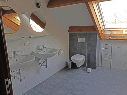 een badkamer met 2 wastafels en een toilet bij Herlaeve # Kroetwusch in Mechelen