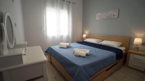 1 dormitorio con 1 cama con 2 toallas en Magic View Apartment-Karpathos Port Pigadia en Kárpatos
