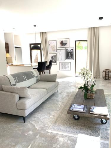 ein Wohnzimmer mit Couch und Tisch in der Unterkunft Luxury Home Sweet Home Mougins in Mougins