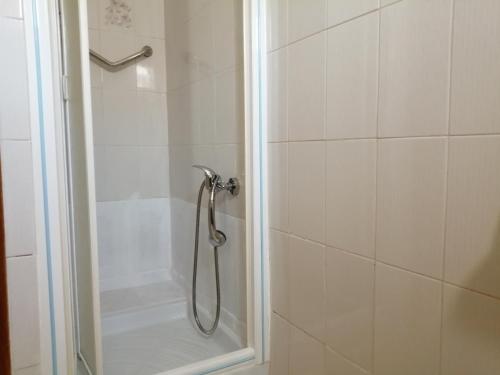 een douche met een glazen deur in een badkamer bij Apartamento Paraíso en Santa Pola in Santa Pola