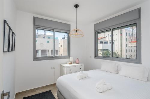 Galeriebild der Unterkunft 3 Bedrooms apt balcony & parking near banana beach in Tel Aviv