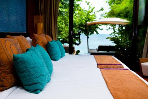 Кровать или кровати в номере Sareeraya Villas & Suites - SHA Extra Plus