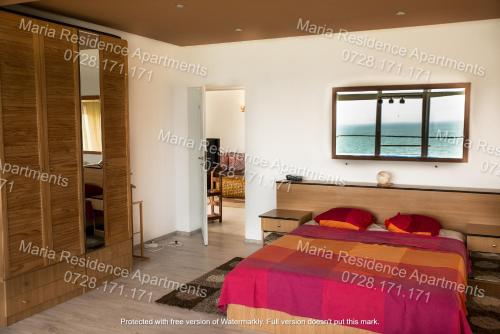 コスティネシュティにあるMaria Residence Apartmentsのベッドルーム1室(ベッド1台、壁掛け鏡付)